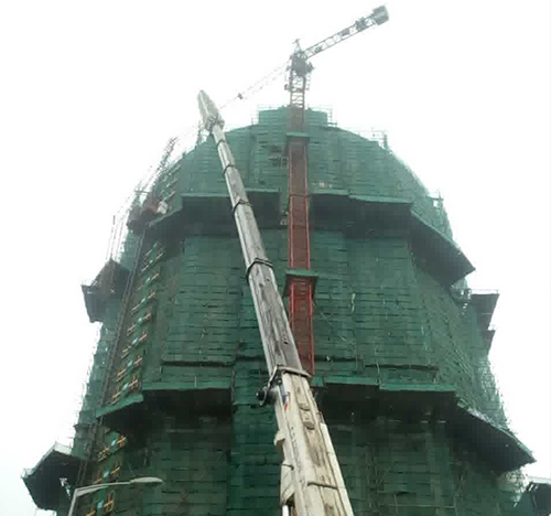 碧江吊车在工地上作业
